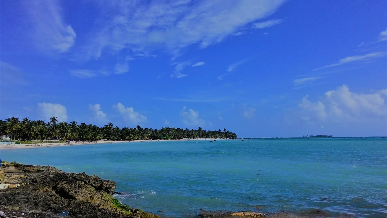 Playa de San Andrés con palmeras y mar turquesa al atardecer